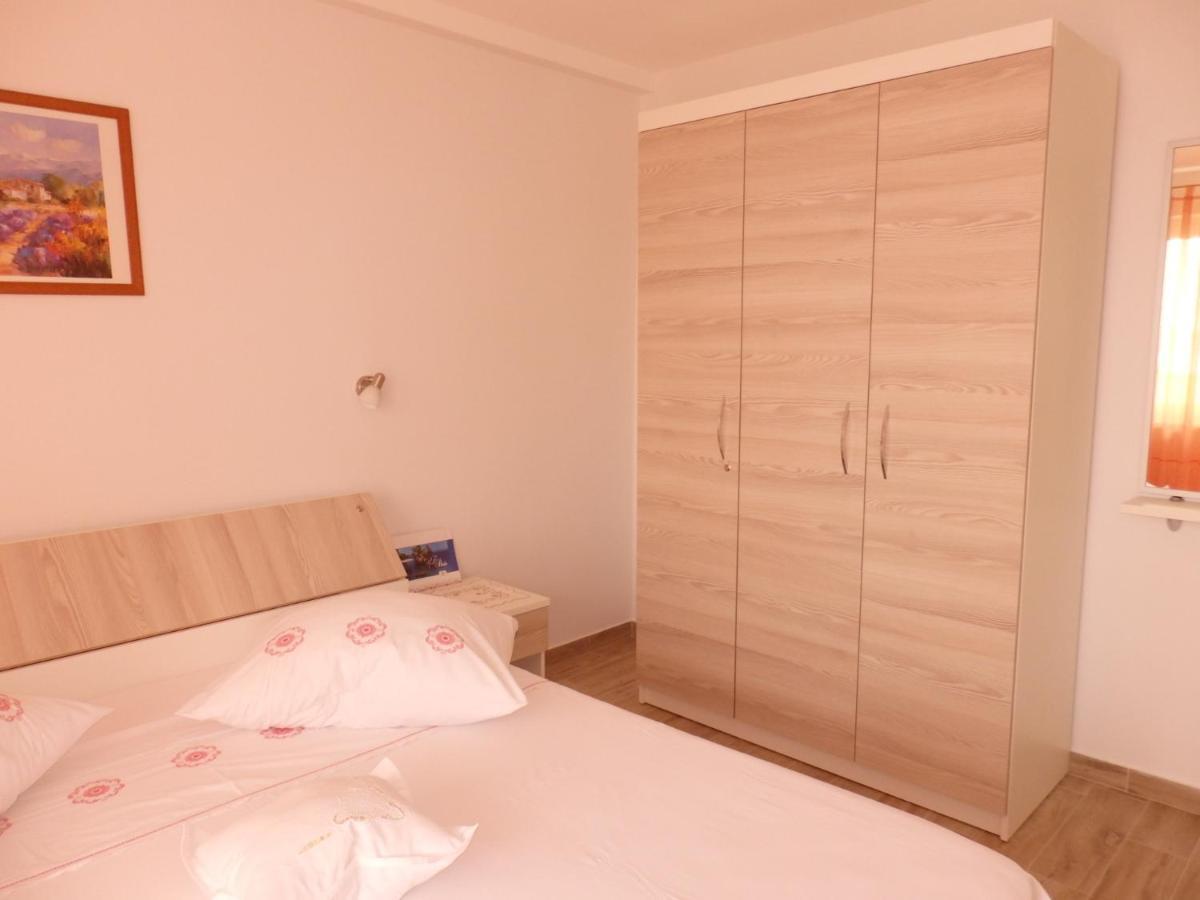 Apartmani Stipan Brela Eksteriør bilde