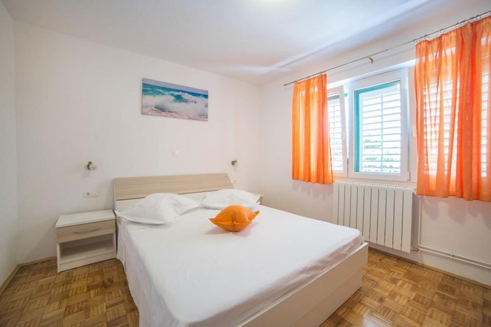 Apartmani Stipan Brela Eksteriør bilde