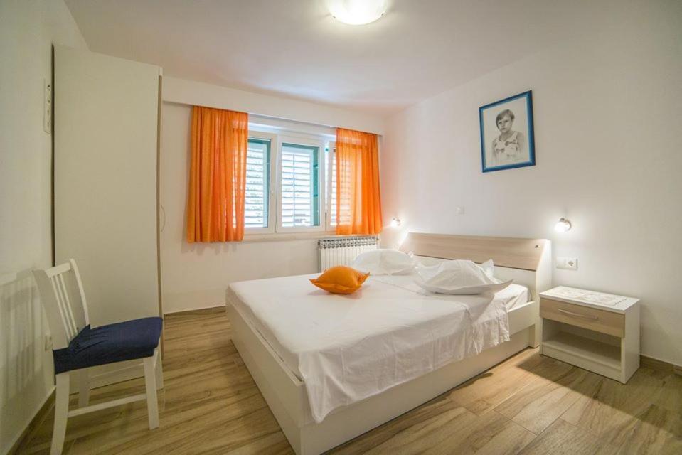Apartmani Stipan Brela Eksteriør bilde