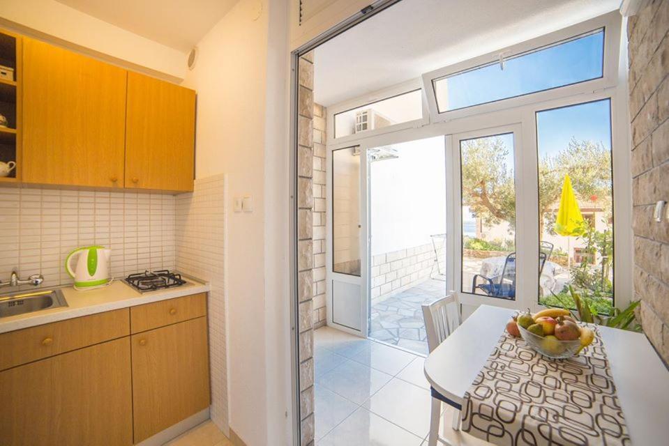 Apartmani Stipan Brela Eksteriør bilde