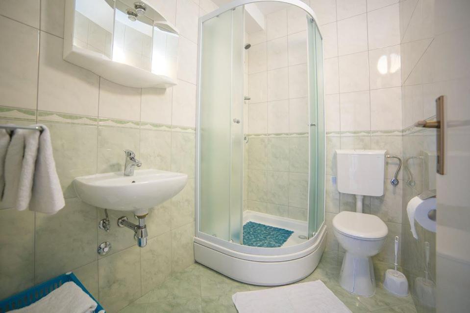Apartmani Stipan Brela Eksteriør bilde
