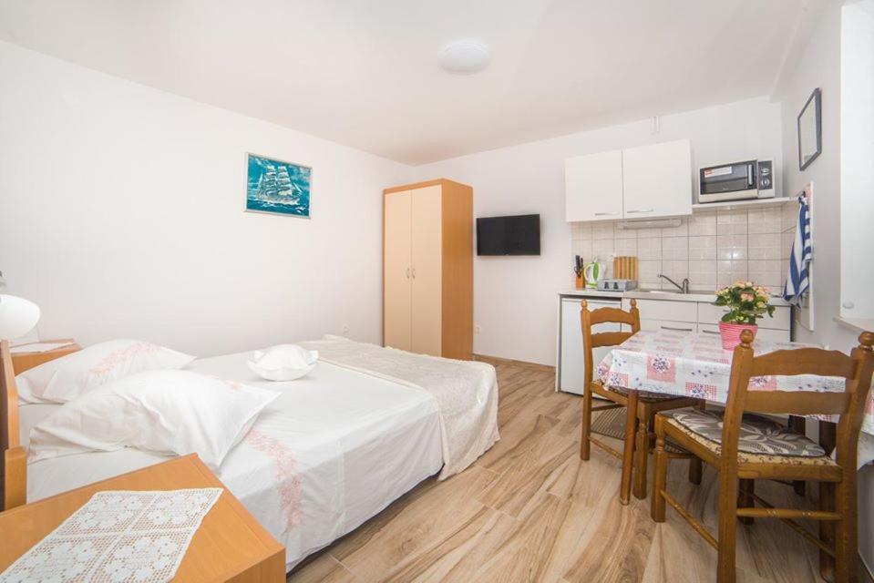 Apartmani Stipan Brela Eksteriør bilde