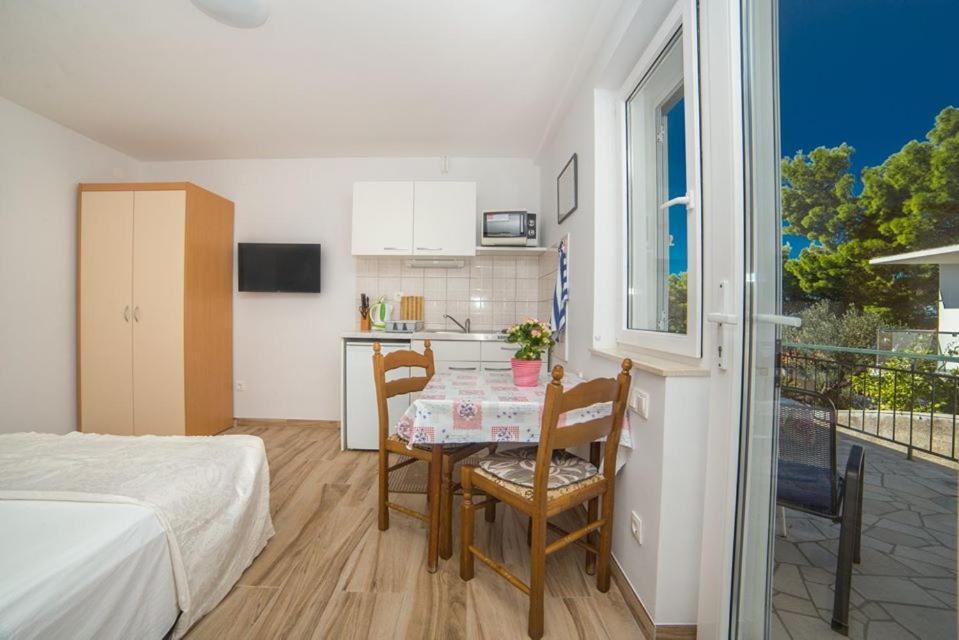 Apartmani Stipan Brela Eksteriør bilde