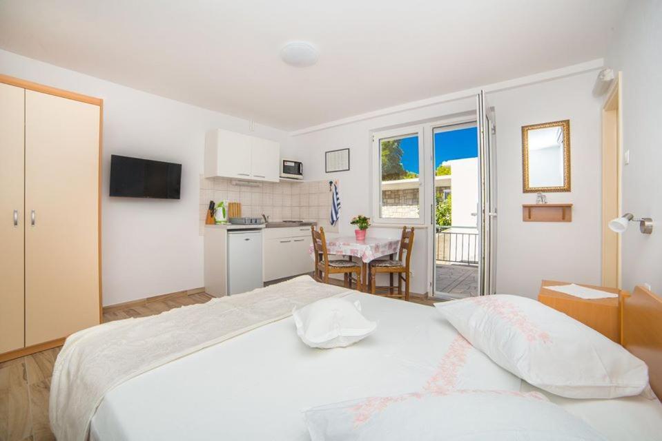 Apartmani Stipan Brela Eksteriør bilde