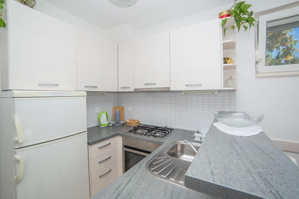 Apartmani Stipan Brela Eksteriør bilde