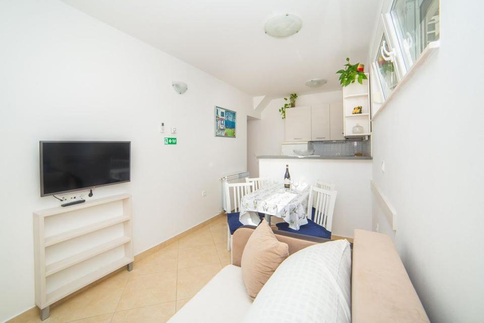 Apartmani Stipan Brela Eksteriør bilde