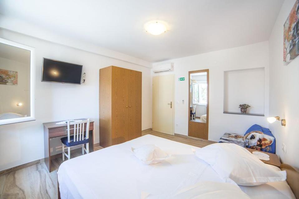 Apartmani Stipan Brela Eksteriør bilde