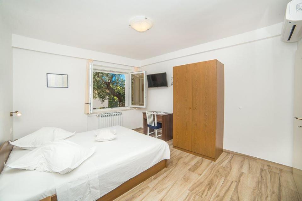 Apartmani Stipan Brela Eksteriør bilde